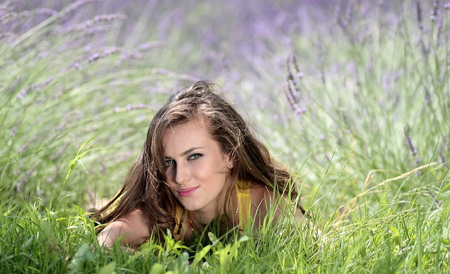 dívka v trávě