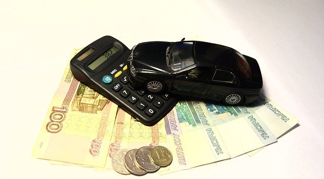 peníze, auto a kalkulačka