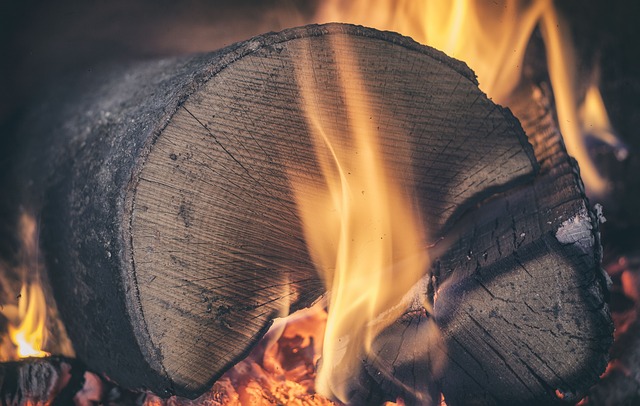 hořící dřevo